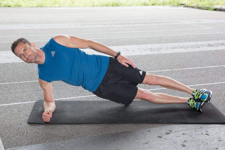 Un uomo esegue esercizi di perdita di peso sullo stomaco e sui fianchi