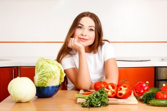Ragazze a un tavolo con verdure