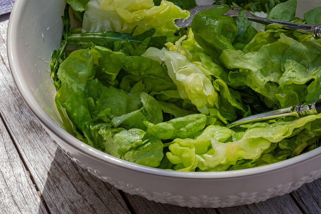Insalata fresca condita con olio d'oliva