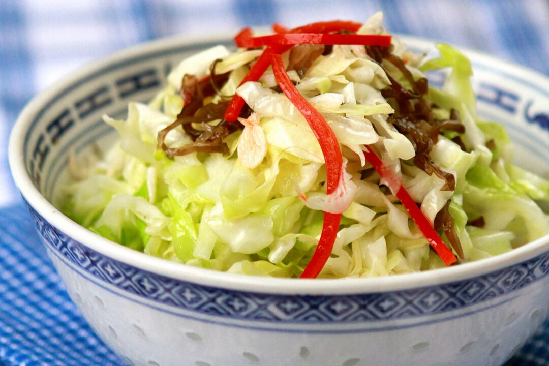 L'insalata di cavolo cappuccio è una delle opzioni di piatto nel menu dietetico preferito.